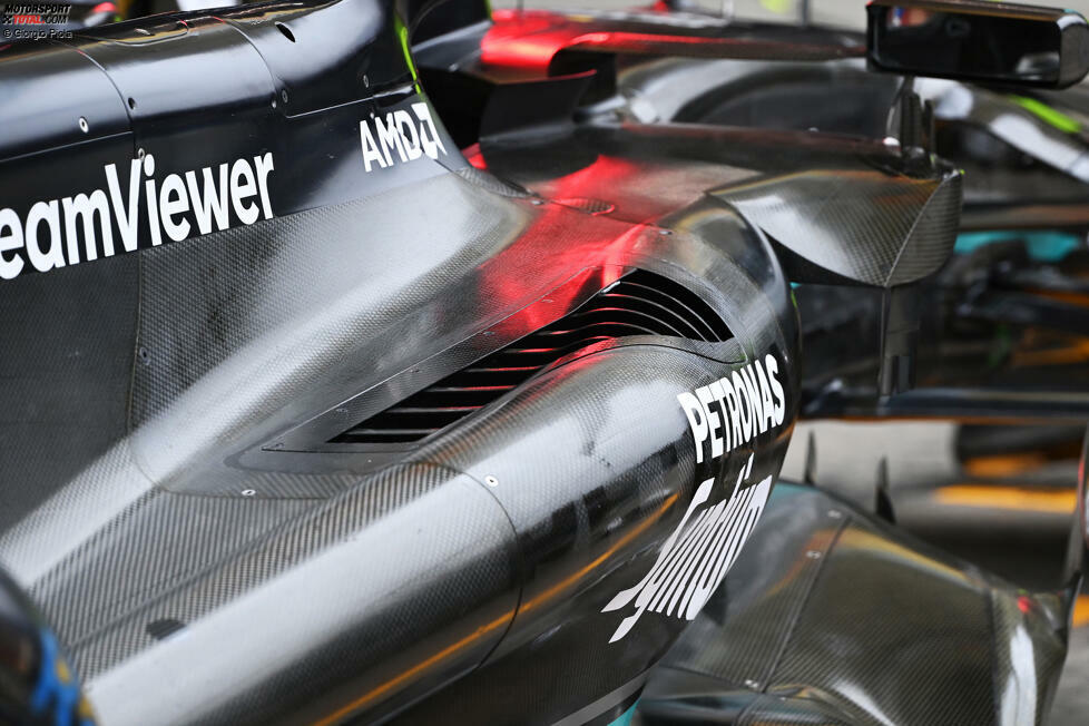Mercedes W14: Kühlschlitze in der Motorhaube