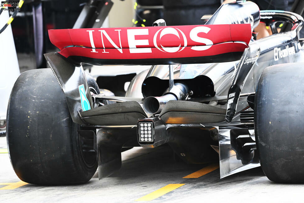 Mercedes W14: Heckflügel, Auspuff, Beam-Wing und Diffusor