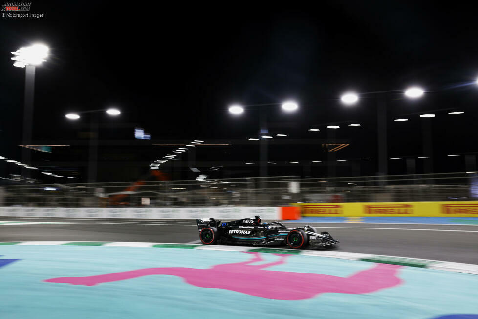 ... Mercedes ist chancenlos im Qualifying, fährt mit George Russell im schnelleren W14 auf den vierten Platz vor Carlos Sainz im zweiten Ferrari und Lance Stroll im zweiten Aston Martin. Ex-Champion Lewis Hamilton belegt im anderen Mercedes nur den achten Platz, knappe ...