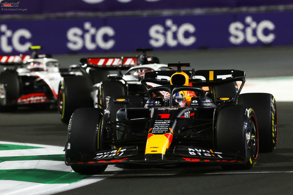 ... Max Verstappen im anderen Red Bull, der von P15 losgefahren ist. Er rückt nach dem Restart vor auf P2, kann aber Perez nie ernsthaft gefährden, schnappt sich am Ende allerdings den Bonuspunkt für die schnellste Runde und bleibt damit WM-Spitzenreiter. Perez wiederum ...