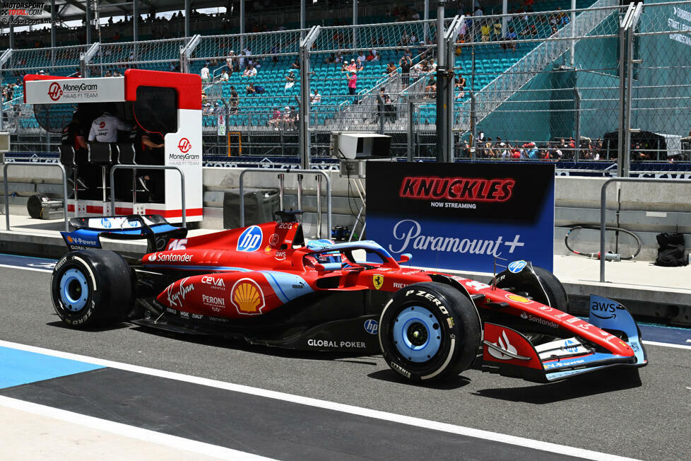 2024 in Miami legt Ferrari gleich das nächste Spezialdesign nach: 70 Jahre Ferrari in Nordamerika ist der Anlass für hellblaue Streifen auf den Fahrzeugen, dazu kommen Halo, Front- und Heckflügel in der gleichen Farbe. Passend dazu ist mit Hewlett-Packard - ebenfalls in Blau - ein neuer Titelsponsor erstmals dabei.