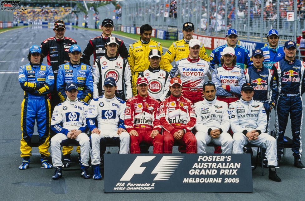 2005 - Vorne: N. Heidfeld, M. Webber, M. Schumacher, R. Barrichello, J. P. Montoya, K. Räikkönen; Mitte: F. Alonso, G. Fisichella, J. Button, T. Sato, R. Schumacher, J. Trulli, C. Klien, D. Coulthard; Hinten: C. Albers, P. Friesacher, N. Karthikeyan, T. Monteiro, J. Villeneuve, F. Massa.