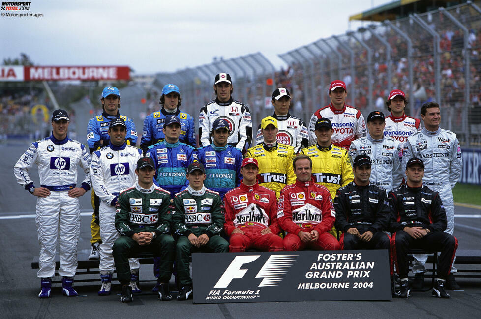 2004 - Vorne: M. Webber, C. Klien, M. Schumacher, R. Barrichello, Z. Baumgartner, G. Bruni; Mitte: R. Schumacher, J. P. Montoya, G. Fisichella, F. Massa, N. Heidfeld, G. Pantano, K. Räikkönen, D. Coulthard; Hinten: J. Trulli, F. Alonso, J. Button, T. Sato, O. Panis, C. da Matta.