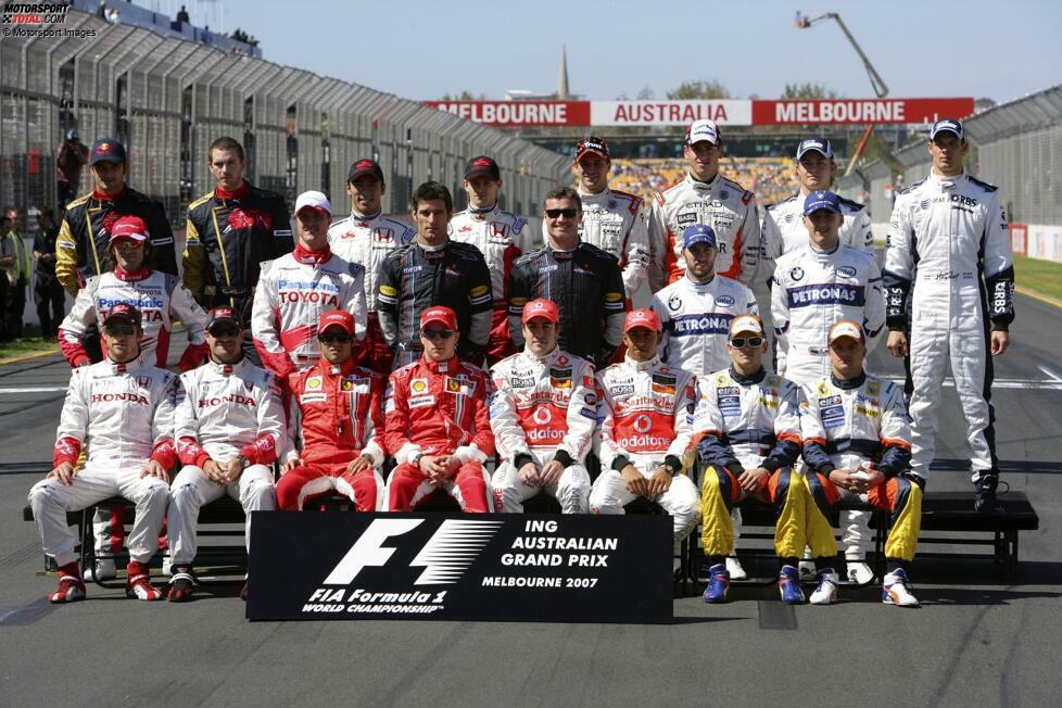 2007 - Vorne: J. Button, R. Barrichello, F. Massa, K. Räikkönen, F. Alonso, L. Hamilton, G. Fisichella, H. Kovalainen; Mitte: J. Trulli, R. Schumacher, M. Webber, D. Coulthard, N. Heidfeld, R. Kubica; Hinten: V. Liuzzi, S. Speed, T. Sato, A. Davidson, C. Albers, S. Sutil, N. Rosberg, A. Wurz.