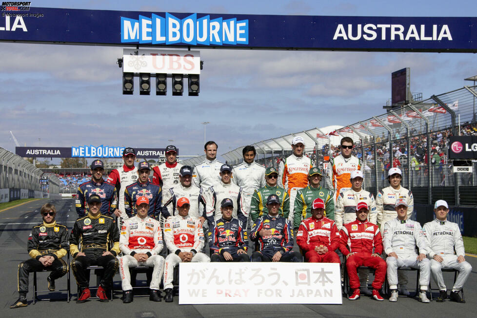 2011 - Vorne: N. Heidfeld, W. Petrow, J. Button, L. Hamilton, S. Vettel, M. Webber, F. Alonso, F. Massa, M. Schumacher, N. Rosberg; Mitte: J. Alguersuari, S. Buemi, R. Barrichello, P. Maldonado, H. Kovalainen, J. Trulli, K. Kpbayashi, S. Perez; Hinten: T. Glock, J. D'Ambrosio, V. Liuzzi, N. Karthikeyan, A. Sutil, P. di Resta.