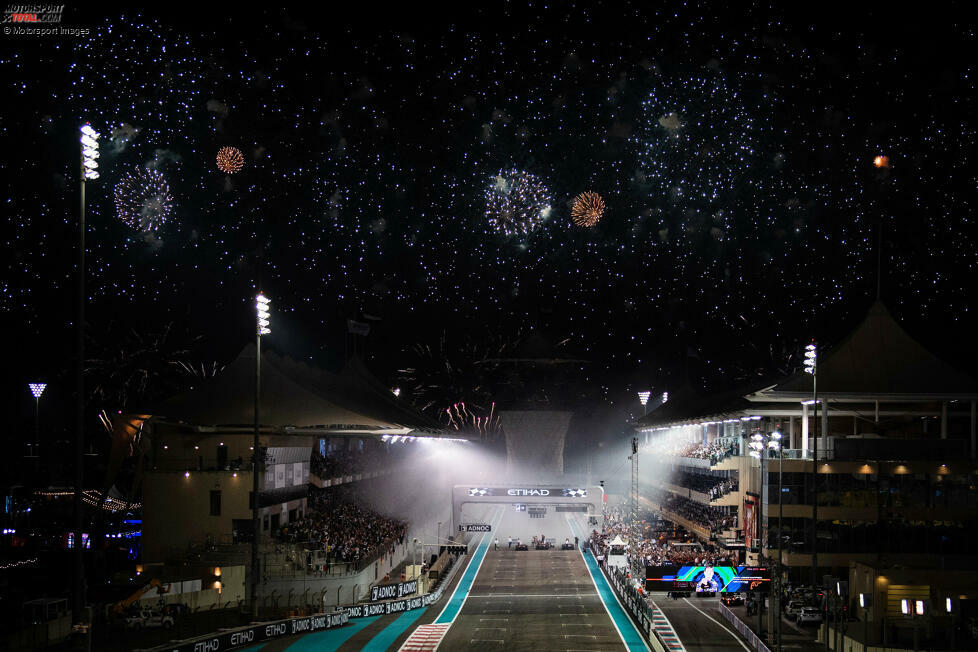 24. Abu Dhabi, VAE (8. Dezember 2024) - Abu Dhabi hat sich langfristig das Recht des Saisonfinales gesichert, so auch 2024. Der Start erfolgt im Hellen, der Zieleinlauf bei Dunkelheit. Und dann ist die längste Saison der Formel-1-Geschichte auch geschafft - und das wieder weit rein im Dezember!