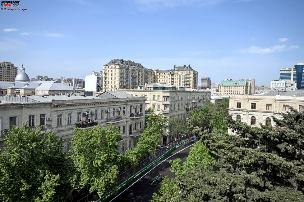 17. Baku, Aserbaidschan (15. September 2024) - Ungewöhnlich spät ist die Formel 1 in der Hauptstadt von Aserbaidschan zu Gast, wo die Fahrer ein abwechslungsreicher Kurs erwartet: Es geht vorbei an Engstellen rund um die historische Altstadt und dann auf eine 2,2 Kilometer lange Highspeed-Gerade.