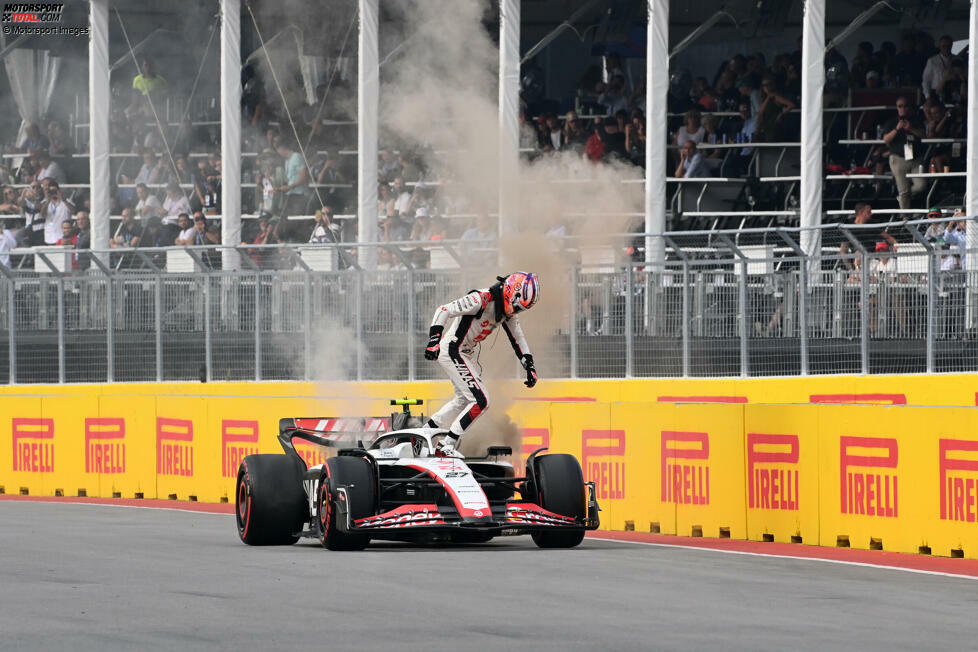 ... Nico Hülkenberg trifft es: Bei seinem Haas VF-23 geht auf Start und Ziel der Motor hoch, der Deutsche muss sich in Sicherheit bringen. Hülkenberg und Ocon verpassen deshalb einiges an Trainingszeit in Montreal und lösen jeweils Rotphasen aus. Ganz zum Schluss ...