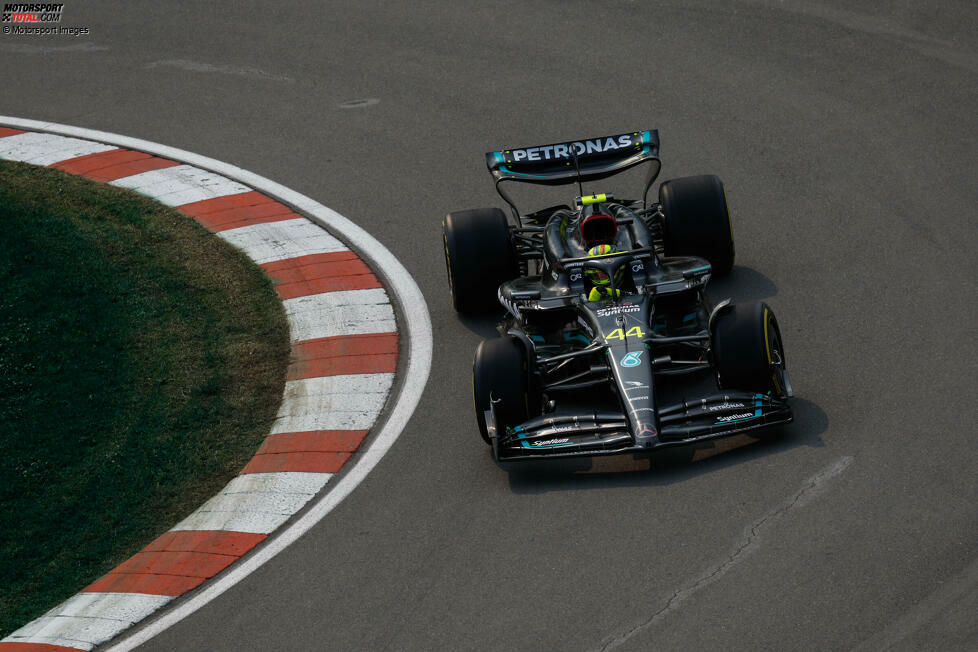 ... steht Lewis Hamilton im Mercedes W14 ganz oben im Klassement. Er fährt seine Soft-Runde später als die anderen Spitzenfahrer und steht mit 1:13.718 Minuten knapp vor Teamkollege George Russell im zweiten Mercedes. Den besten Longrun ...