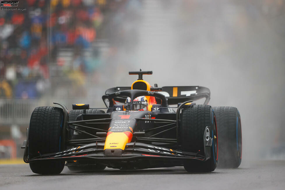 Max Verstappen im Red Bull RB19 fährt im 3. Freien Training auf nasser Strecke überzeugend zur Bestzeit. Mit Intermediates kommt er auf 1:23.106 Minuten und ist damit gut drei Zehntel schneller als Charles Leclerc im Ferrari SF-23 - und schon der Dritte hat über eine Sekunde Rückstand. Auf P4 dann ...