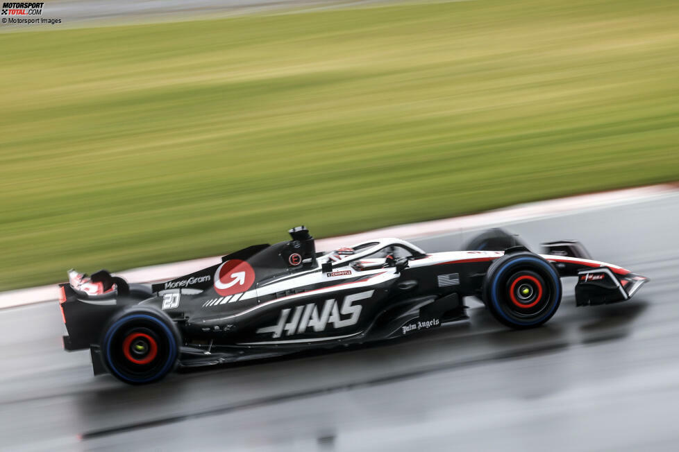 ... die erste große Überraschung: Kevin Magnussen sortiert sich im Haas VF-23 hinter Fernando Alonso im Aston Martin AMR23 ein und bleibt am Ende vor ...