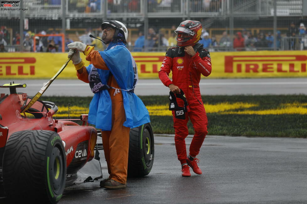 ... Carlos Sainz im zweiten Ferrari, der zur Mitte der Einheit zum Fußgänger wird: Er verliert sein Auto vor Kurve 1 und schlägt dort in die Banden ein, sodass ...