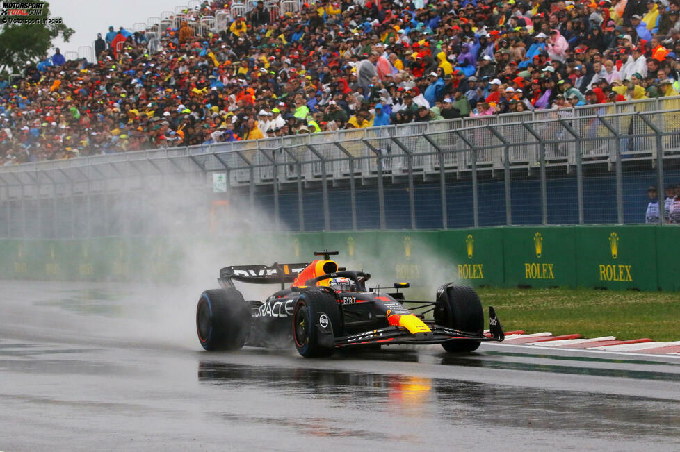 ... ist das Wetter wechselhaft, aber Verstappen wird im Red Bull seiner Favoritenrolle gerecht und sichert sich deutlich die Poleposition. Die große Überraschung aber wird ...