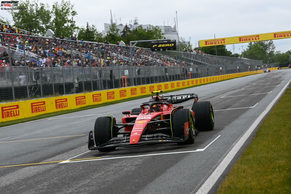 ... Carlos Sainz im Ferrari auf sich: Er steht praktisch pausenlos im Weg und muss sich nachträglich vor den Sportkommissaren verantworten. Auch er muss in der Startaufstellung drei Plätze nach hinten. Auf der Strecke erzielt er P8, nur knapp vor dem ...