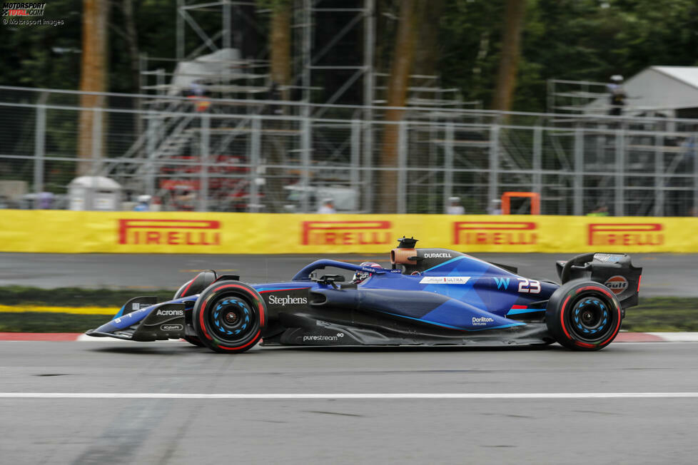 ... großen Held von Q2, Alexander Albon im Williams FW45: Auf abtrocknender Strecke nimmt er als Erster Trockenreifen und fährt damit souverän zur Bestzeit im zweiten Teilsegment. Am Ende belegt er P10 im Qualifying und steht damit noch vor ...