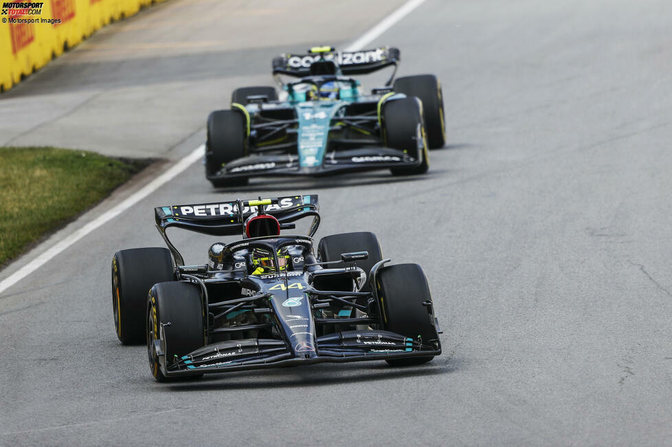 ... duellieren sich Lewis Hamilton im Mercedes W14 und Fernando Alonso im Aston Martin AMR23 um P2, mit dem besseren Ende für Alonso, der Hamilton auf der Strecke erst überholt, dann distanziert. Mit einer gewagten Strategie ...