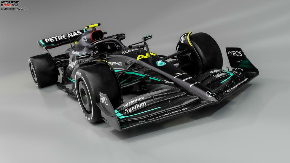 Das radikale Design der Seitenkästen aus dem Vorjahr wurde auch beim Mercedes W14 beibehalten.