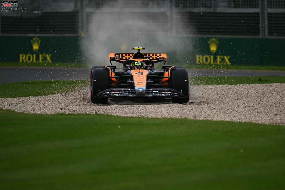 ... erkunden die Strecke abseits der Ideallinie, so wie hier im Bild Lando Norris im McLaren MCL60. Aber auch Verstappen oder Alonso werden mehrfach neben der Spur gesichtet, alles ohne größere Folgen. Gleich zwei Mal ...