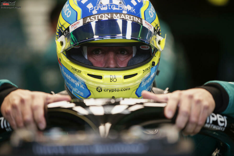 ... Fernando Alonso im Aston Martin AMR23, denn für ihn bleibt 
