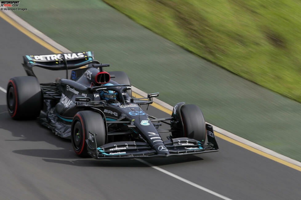 ... etwas überraschend George Russell im Mercedes W14 neben ihm in Reihe eins. Russell hat es somit wieder geschafft, seinen Teamkollegen Lewis Hamilton im Qualifying zu schlagen, bereits zum dritten Mal beim dritten Grand Prix. Geschlagen ist auch ...