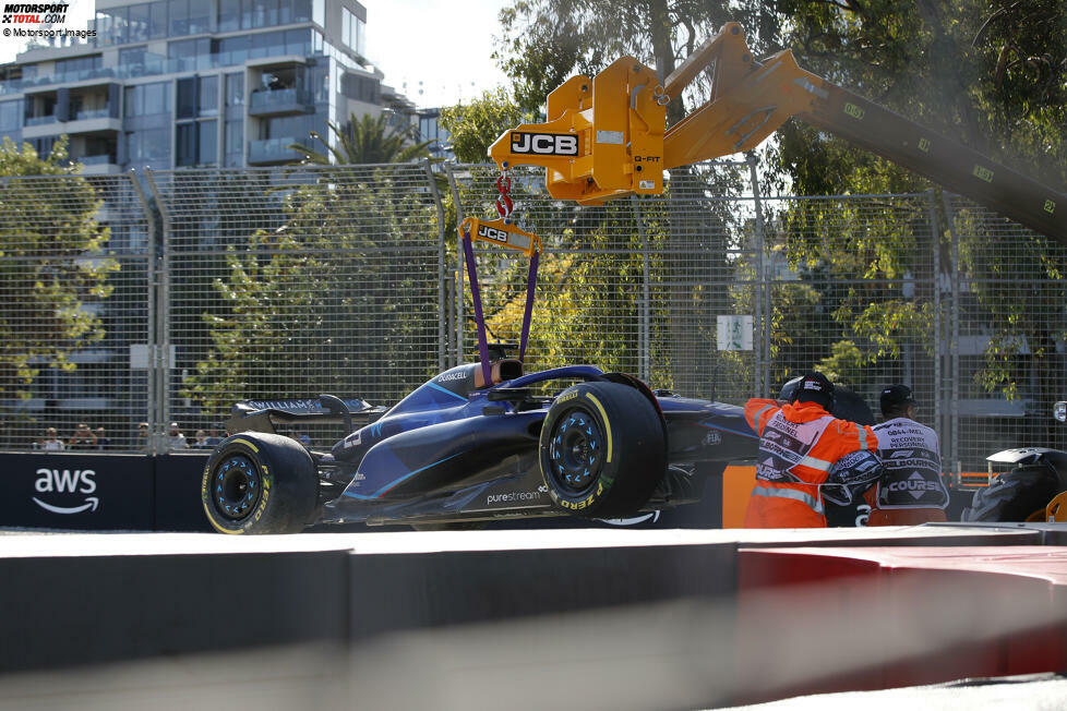 ... Alexander Albon im Williams FW45 zu den Ausfällen. Er löst mit einem Unfall in Kurve 7 und viel Kies auf der Bahn die erste Rotphase aus, an P6 liegend. Später ...