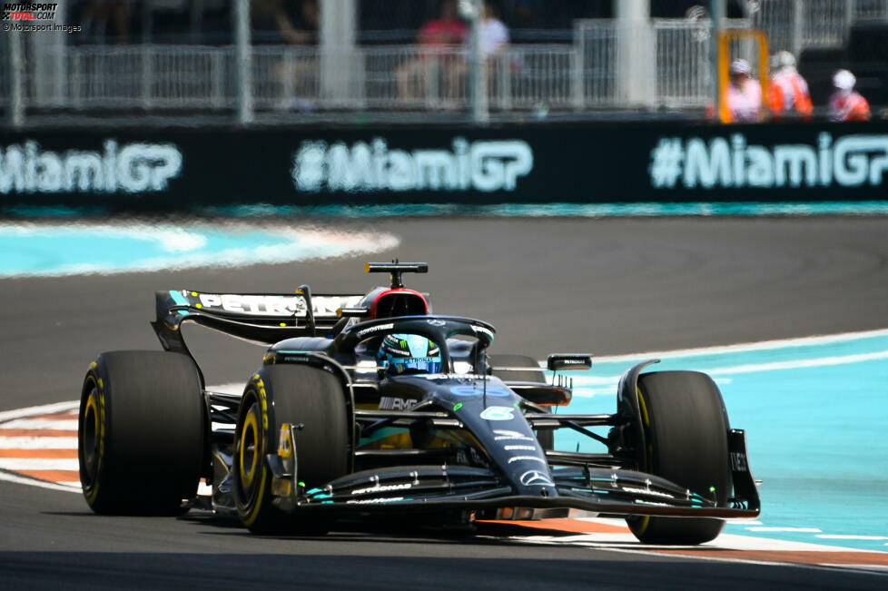 Mit einer Last-Minute-Runde setzt sich George Russell im Mercedes W14 beim 1. Freien Training in Miami durch und ist mit 1:30.125 Minuten auf Soft der schnellste Mann, direkt vor Teamkollege Lewis Hamilton. Und das, obwohl Russell anfangs Lenkprobleme hat. Zunächst ist auch ...