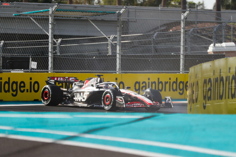 ... sorgt unter anderem sein Haas-Teamkollege Kevin Magnussen für Aufregung, als er in der Schikane abfliegt und nur knapp nicht in die Banden einschlägt. Zu einem Unfall kommt es aber doch, weil ...