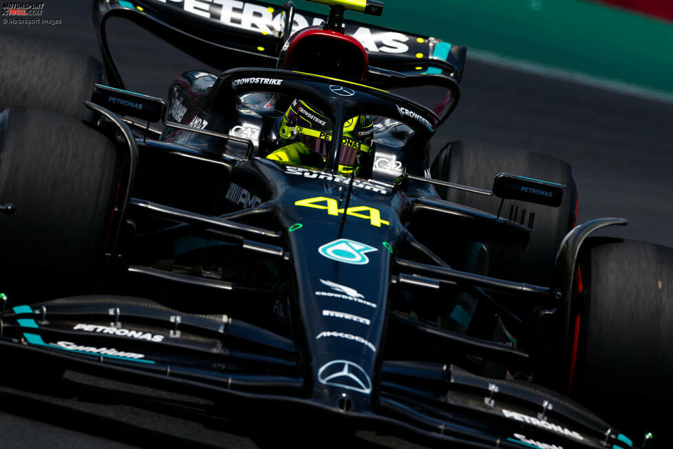 ... den siebenmaligen Formel-1-Weltmeister Lewis Hamilton im zweiten Mercedes: Schon in Q1 hat er sich nur in letzter Sekunde vor dem Ausscheiden gerettet, in Q2 ist Endstation für ihn auf P13. Er wirft seinem Team 