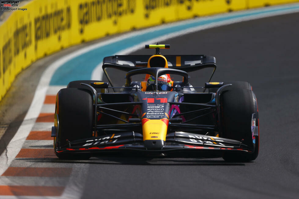 ... Sergio Perez im Red Bull RB19 überraschend auf der Poleposition, weil er im Gegensatz zu Leclerc und Verstappen gleich die erste Q3-Runde perfekt erwischt hat, mit 1:26.841 Minuten auf Soft. Und hinter ihm geht es nicht minder überraschend zu, denn ...