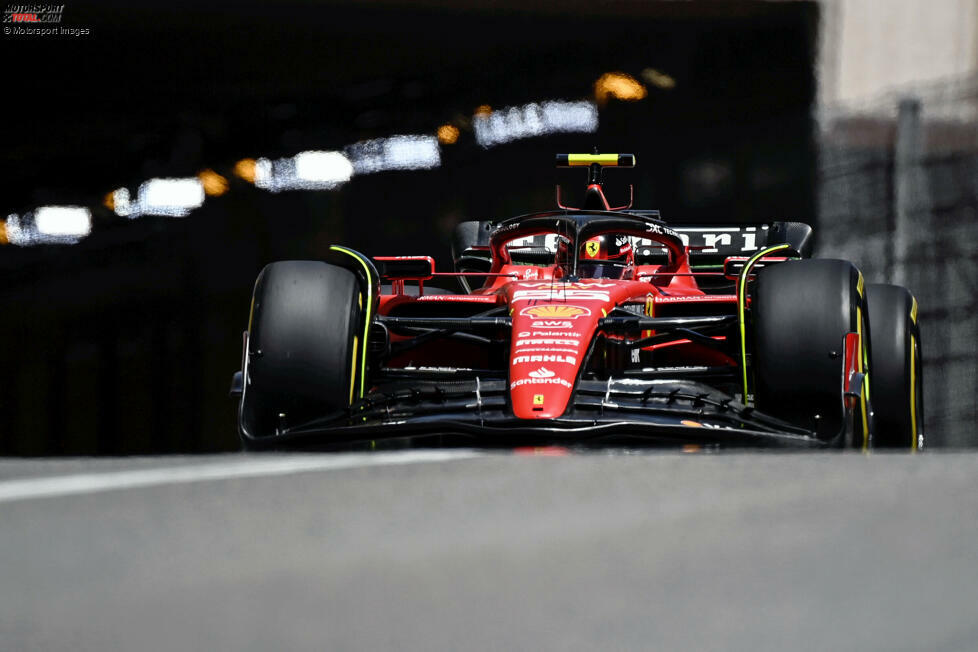 Carlos Sainz ist im Ferrari SF-23 der schnellste Mann im 1. Freien Training in Monaco. Er kommt mit Medium auf 1:13.372 Minuten und lässt damit Fernando Alonso im Aston Martin AMR23 und Lewis Hamilton im Mercedes W14 um mehrere Zehntel hinter sich. Einen noch größeren Rückstand ...