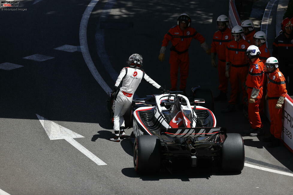 ... Kevin Magnussen im Haas VF-23: Er rutscht in Kurve 1 von der Strecke und in den 