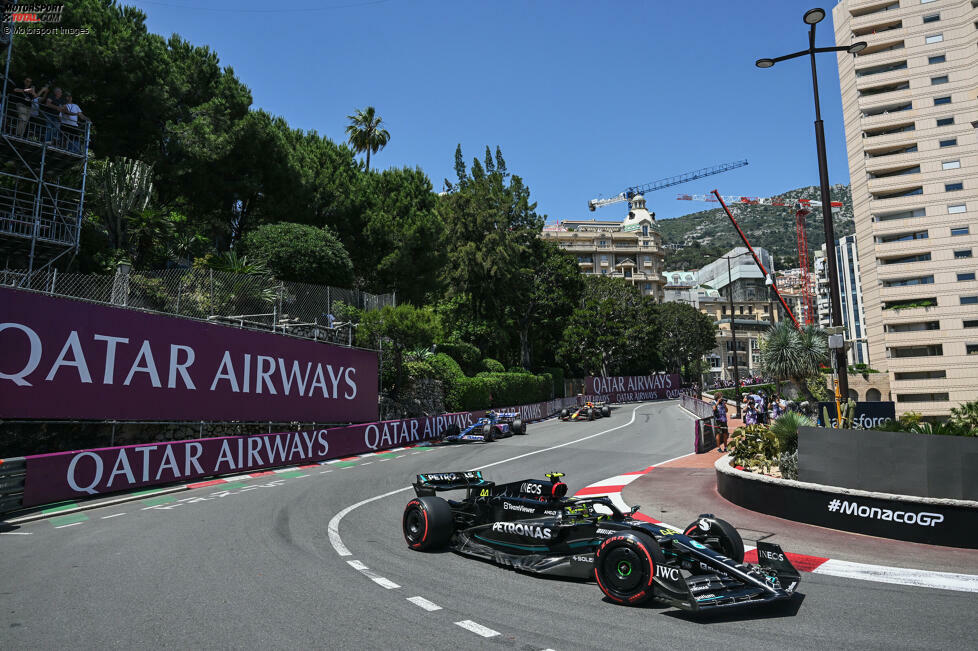 ... Carlos Sainz im zweiten Ferrari belegt Hamilton (Foto) im Mercedes die sechste Position, allerdings ohne Chance auf einen Spitzenplatz. Mit P10 ...