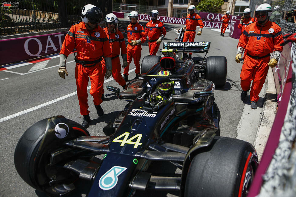 ... erwischt es Lewis Hamilton im Mercedes W14 kurz vor Schluss der Einheit: Bei Mirabeau fliegt er ab und landet in den Banden, die Vorderrad-Aufhängung ist futsch und das Training endet unter Rot. Im Qualifying ...