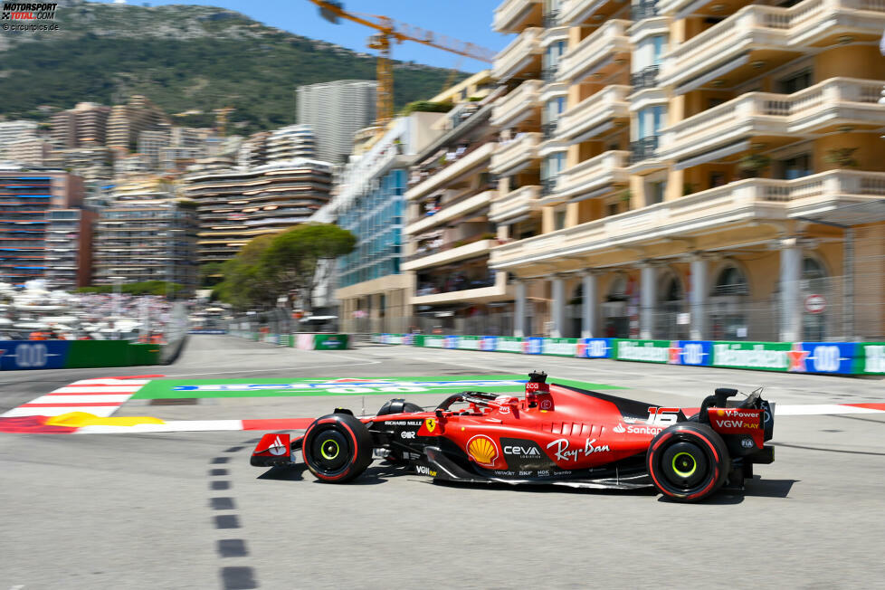 ... Charles Leclerc im Ferrari SF-23 und ...