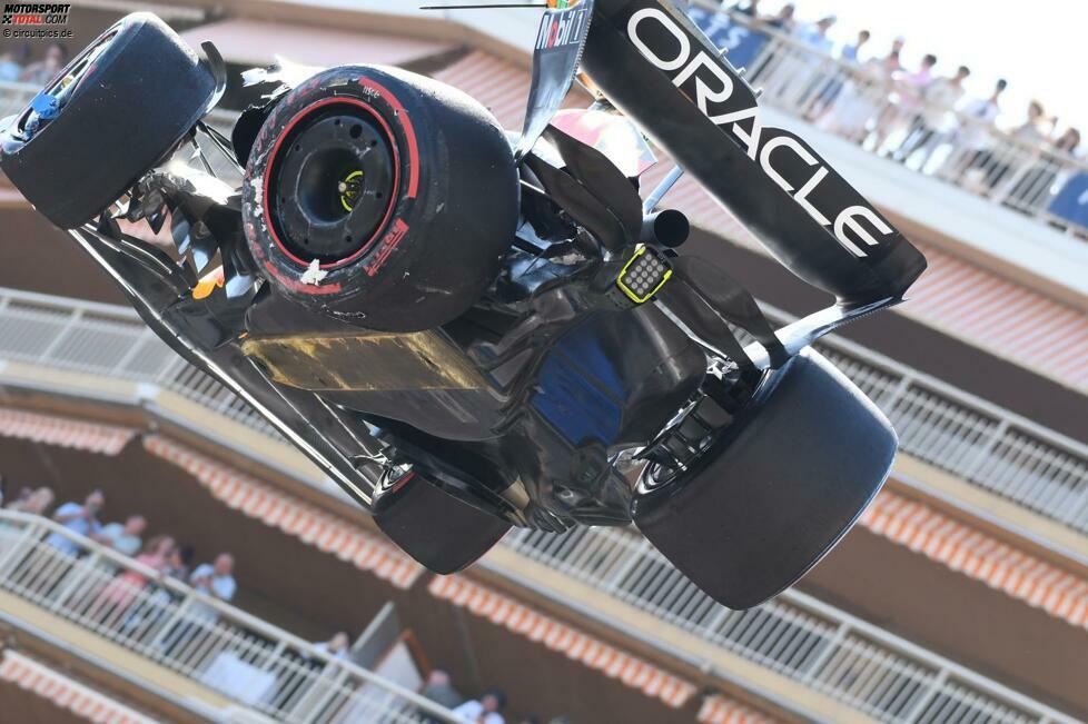 ... dann der nächste Unfall: Schon in Q1 rumst Perez in Kurve 1 in die Banden und zerlegt seinen Red Bull, bleibt sofort liegen und scheidet aus. Damit ist ein Topauto nicht mehr im Rennen um die Poleposition in Monaco, die ...
