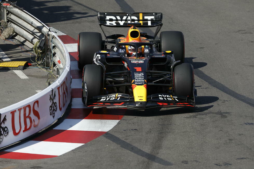 Max Verstappen eröffnet den Tag mit der Bestzeit im 3. Freien Training. Im Red Bull RB19 schafft er 1:12.776 Minuten und ist damit knapp vor Sergio Perez im Schwesterauto, Dritter wird etwas überraschend Lance Stroll im Aston Martin AMR23. Schlecht läuft es dagegen für ...