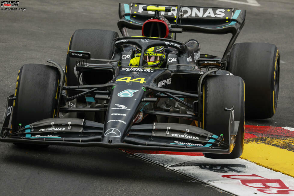 ... Mercedes darf zufrieden sein: Die beiden W14 von Lewis Hamilton und George Russell laufen auf den Plätzen vier und fünf ins Ziel ein, womit das Team bis auf einen Punkt an Aston Martin rankommt in der Konstrukteurswertung. Auf ...