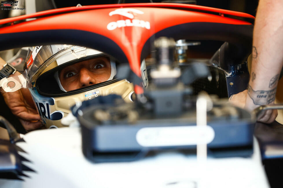 ... schon am Donnerstag erstmals in seinem neuen Rennauto sitzt, dem AT04, den bisher Nyck de Vries bewegt hat. Und die Freude über das Comeback ist Ricciardo anzusehen!