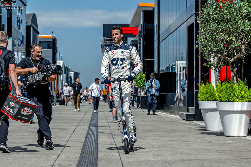 ... schwingt sich Ricciardo auf einen Scooter und saust in voller Montur durch das Formel-1-Fahrerlager in Ungarn, weil er ...