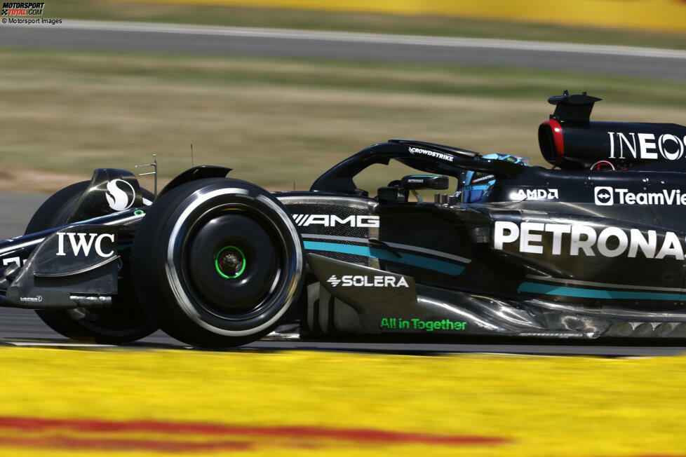 ... bei Mercedes gibt es Sorgenfalten trotz einiger neuer Teile: Die Fahrer beschweren sich fortwährend über zu wenig Grip und kommen nicht auf Touren. George Russell fährt den W14 auf P12, Lewis Hamilton wird nur 15. beim Heimspiel des Teams. Besser läuft es da schon für ...