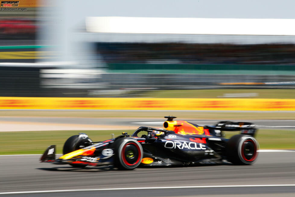 Max Verstappen im Red Bull RB19 beginnt den Formel-1-Freitag in Silverstone mit der Bestzeit: 1:28.600 Minuten auf Soft. Er ist damit fast fünf Zehntel schneller als sein Teamkollege Sergio Perez und ...