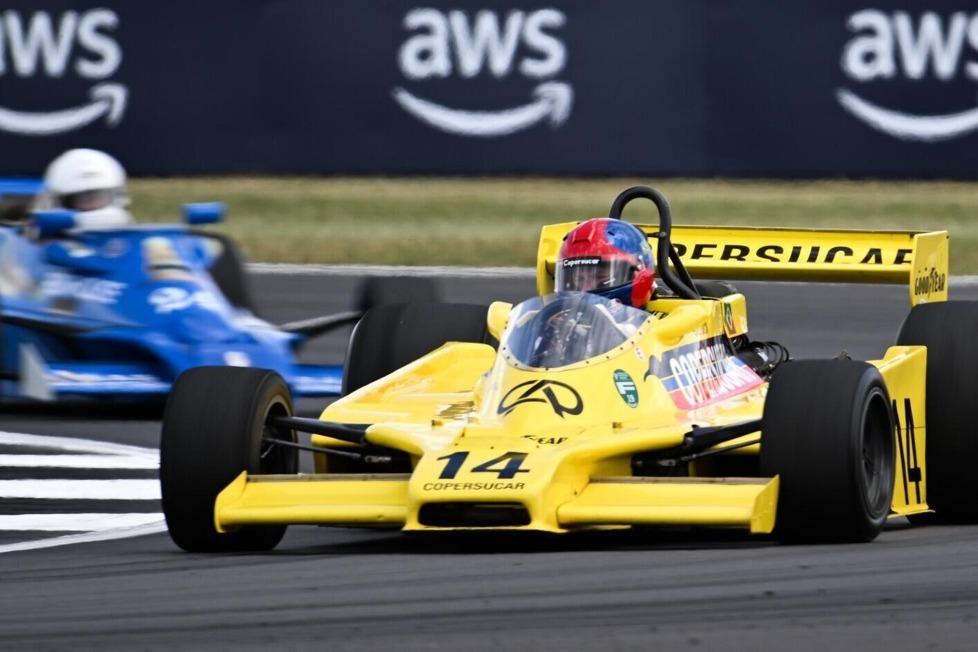 Historische Formel-1-Fahrzeuge auf der Rennstrecke beim Großbritannien-Grand-Prix 2023 in Silverstone im Rahmen der Legenden-Parade