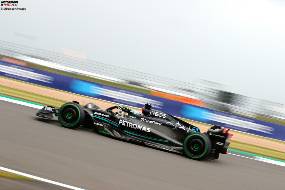 ... George Russell im Mercedes W14, der seinerseits Publikumsliebling Lewis Hamilton um ein halbes Zehntel hinter sich lässt. Dann folgt schon ...