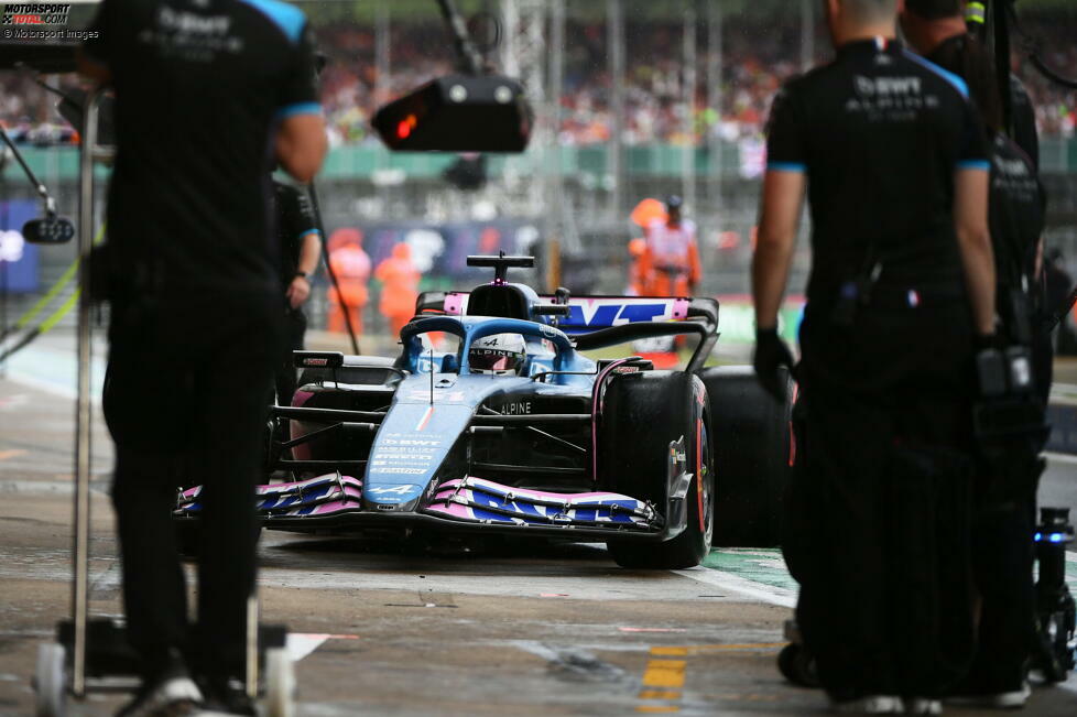 ... nimmt Alpine aus Silverstone mit: Esteban Ocon fällt mit technischem Defekt an der Hydraulik aus, Pierre Gasly nach einem Folgeschaden im Anschluss an eine Berührung mit Lance Stroll. Doch schon ...