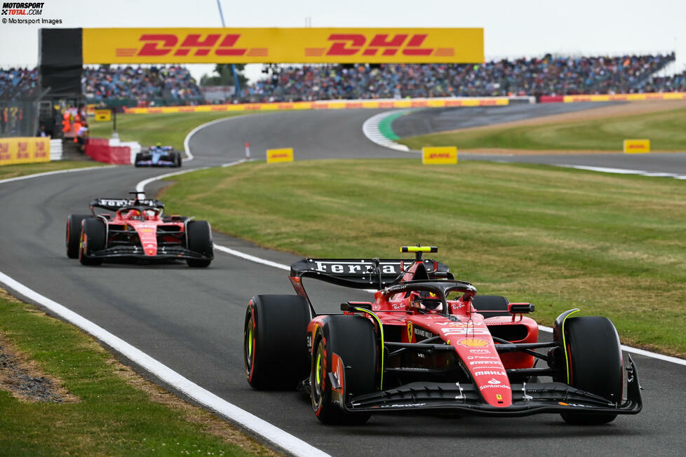 ... beiden Ferrari, die sich einmal beinahe gegenseitig ins Aus befördert hätten. Wieder mal sitzt die Strategie nicht bei Charles Leclerc auf P9 und bei Carlos Sainz auf P10, aber sie nehmen noch Punkte mit, anders als ...
