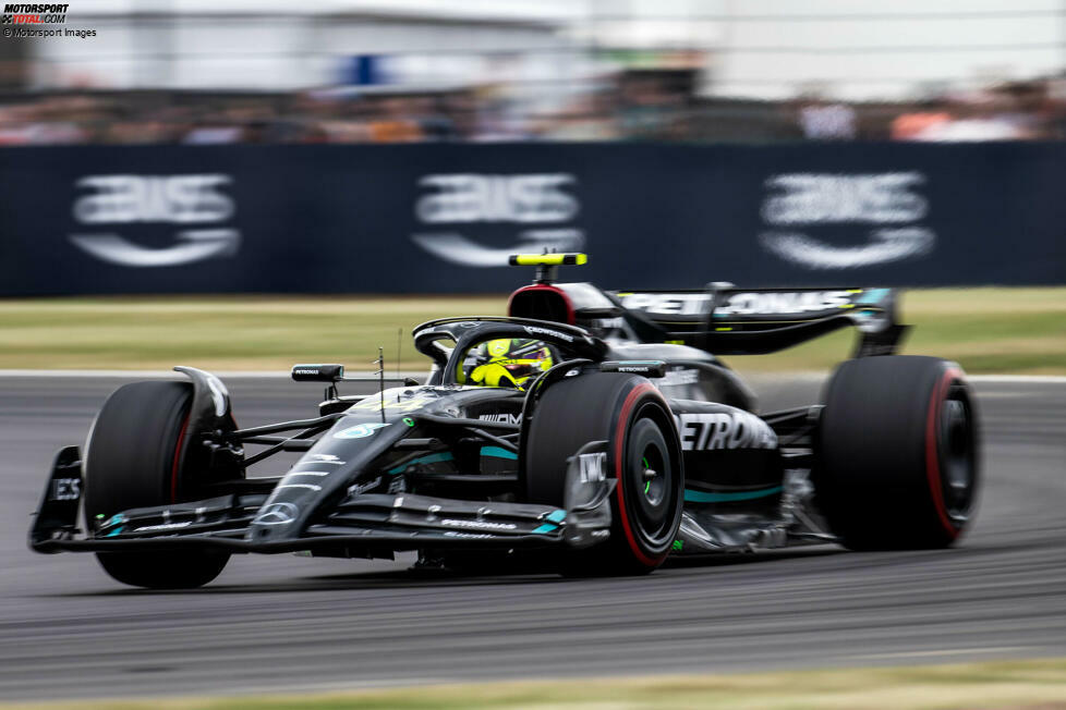 ... lässt dabei auch Lewis Hamilton im Mercedes W14 hinter sich, der ihn rundenlang unter Druck setzt, aber keinen Weg vorbei findet. Hamilton profitiert von der Gelbphase und einem guten Stopp-Timing und rückt so von Startplatz sieben auf P3 vor, auf Kosten von ...