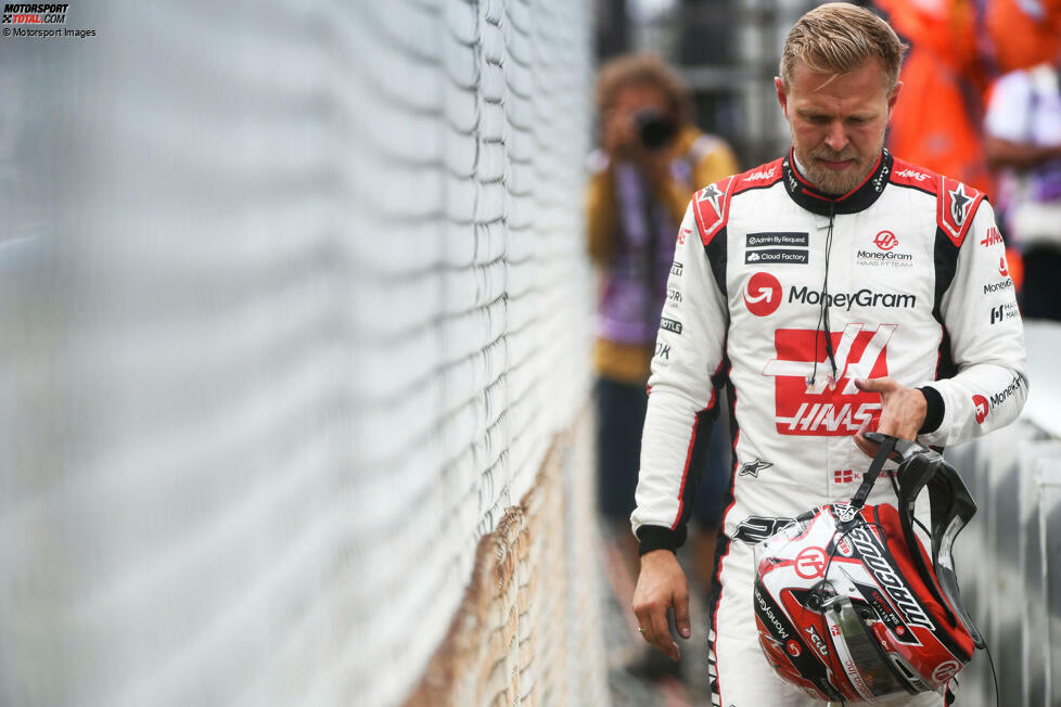 ... Kevin Magnussen dagegen scheidet aus: Motorschaden. Auf seinen Ausfall folgt die Safety-Car-Phase, die vielen Fahrern einen Gratis-Stopp ermöglicht und das Ergebnis durcheinander bringt. Gar kein Ergebnis ...