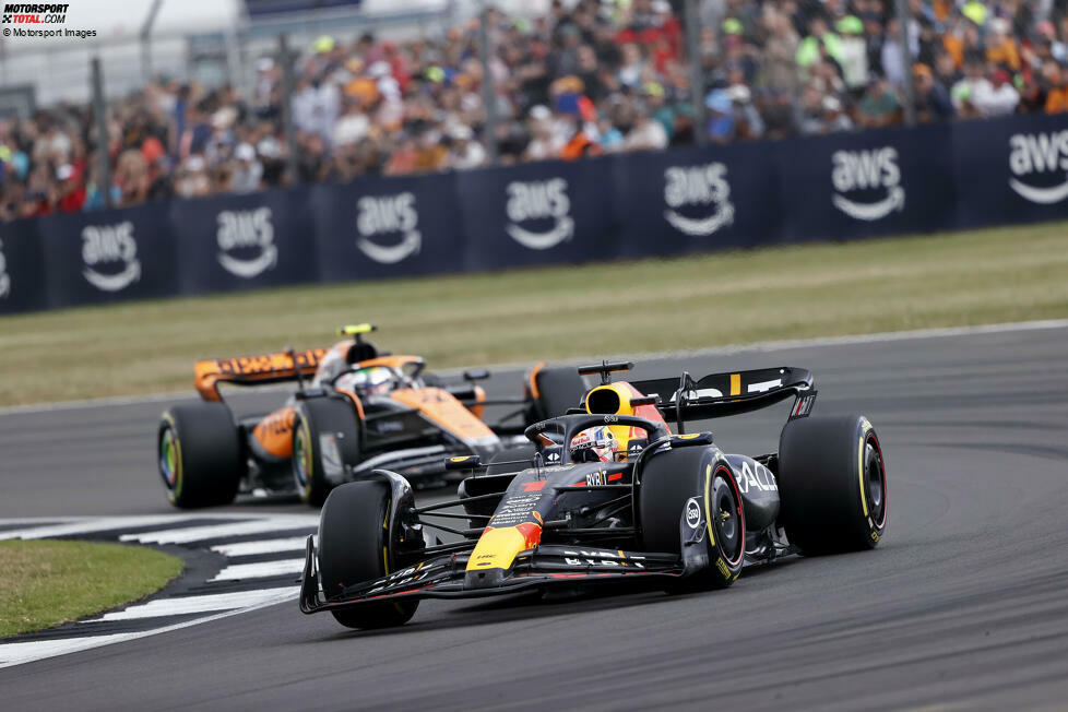 Max Verstappen gewinnt im Red Bull RB19 den Großbritannien-Grand-Prix 2023, obwohl er beim Start die Führung verloren hat - an Lando Norris im MCL60. Doch wenige Runden später ist Verstappen wieder vorbei und fährt dann unaufhaltsam zum nächsten Sieg, mit dem er die WM-Führung ausbaut. 