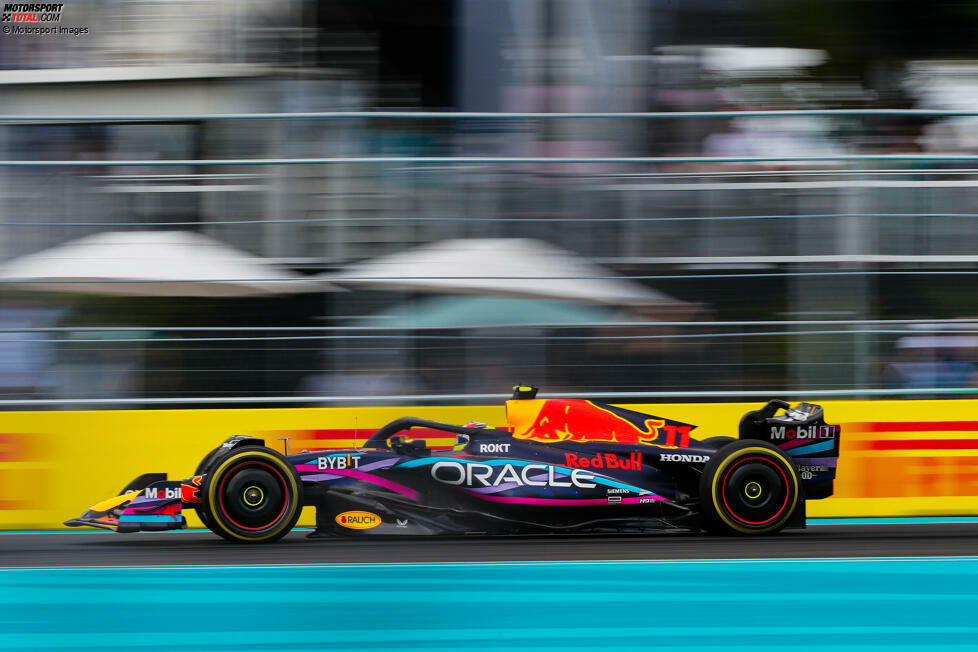 ... Sergio Perez im zweiten Red Bull führt zunächst von der Poleposition aus, doch Verstappen ringt ihn im direkten Duell nieder. Beide Red Bull fahren in einer eigenen Liga, bester Verfolger wird ...