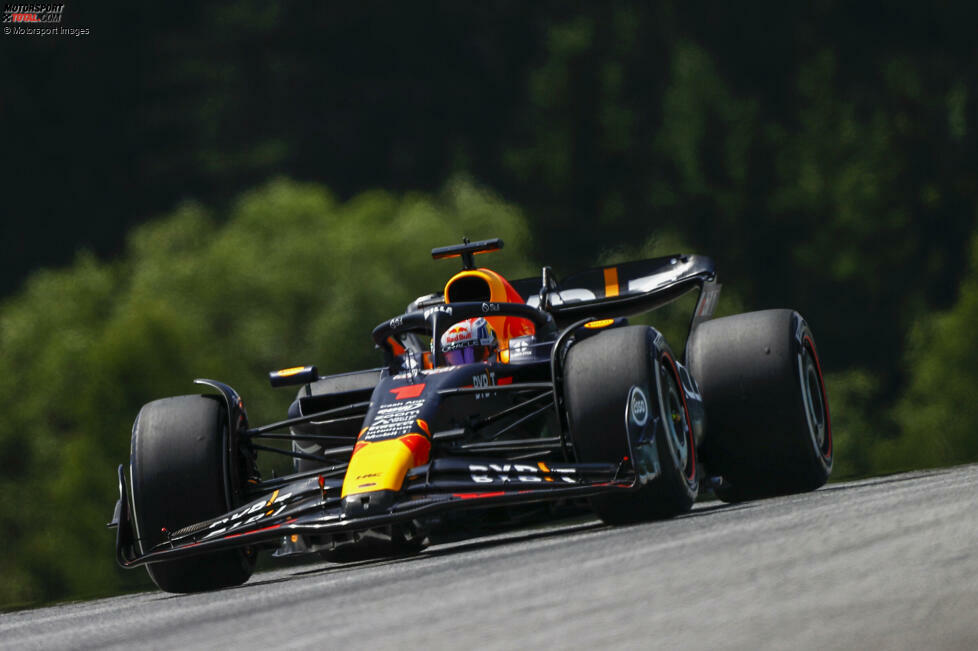 Mit 1:05.742 Minuten setzt sich Max Verstappen im Red Bull RB19 beim einzigen Freien Training in Spielberg durch, und das sogar auf den Medium-Reifen. Seine besten Verfolger sind die Ferrari-Fahrer Carlos Sainz und Charles Leclerc, und ...